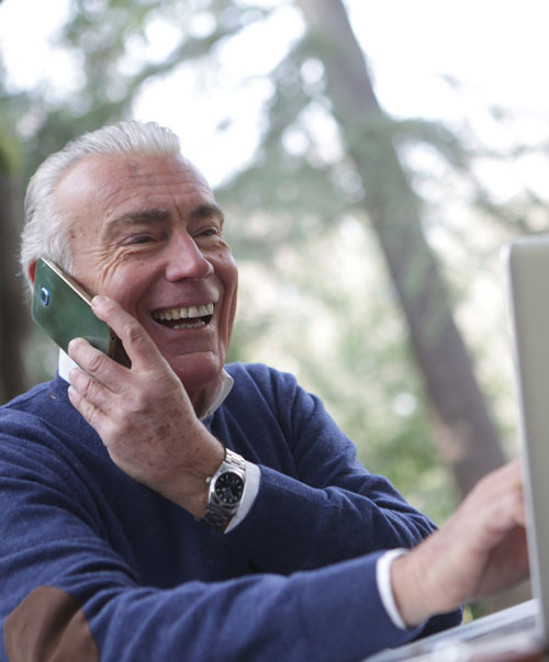 Foto Mann telefoniert lachend mit Smartphone