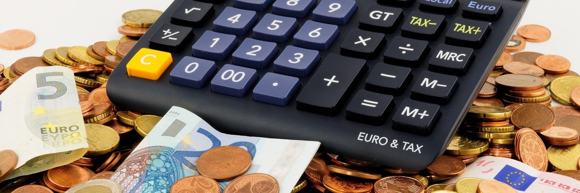 Foto Taschenrechner mit Euro Geldscheinen und Münzen